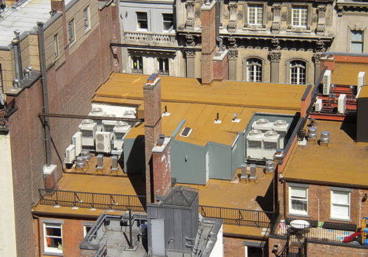 Mitsubishi Electric CITY MULTI® condensing units on a rooftop for a job in Manhattan.