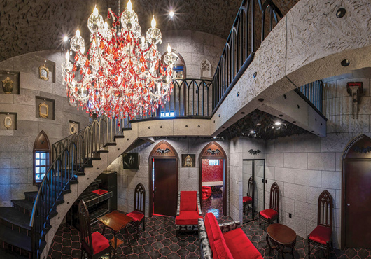 Spiral Stairs of America created a gothic, dungeon-like staircase for an apocalyptic-themed room called “Dracula’s Fangs” at The Roxbury Motel in New York’s Catskills region.
