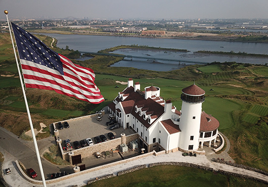 Acme Lingo Flagpoles provided the 150-foot flagpole for the Bayonne Golf Club in Bayonne, New Jersey.