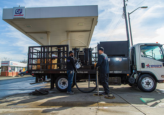 Curtis Bailey (left) and Roy Mundey III at a Carroll Motor Fuels station in Maryland. Brad’s Fuel Filtering works for every major oil company in the area.