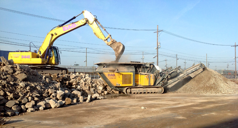 Port Elizabeth Jobsite: Excavator Loading RM80 Crusher without Screener